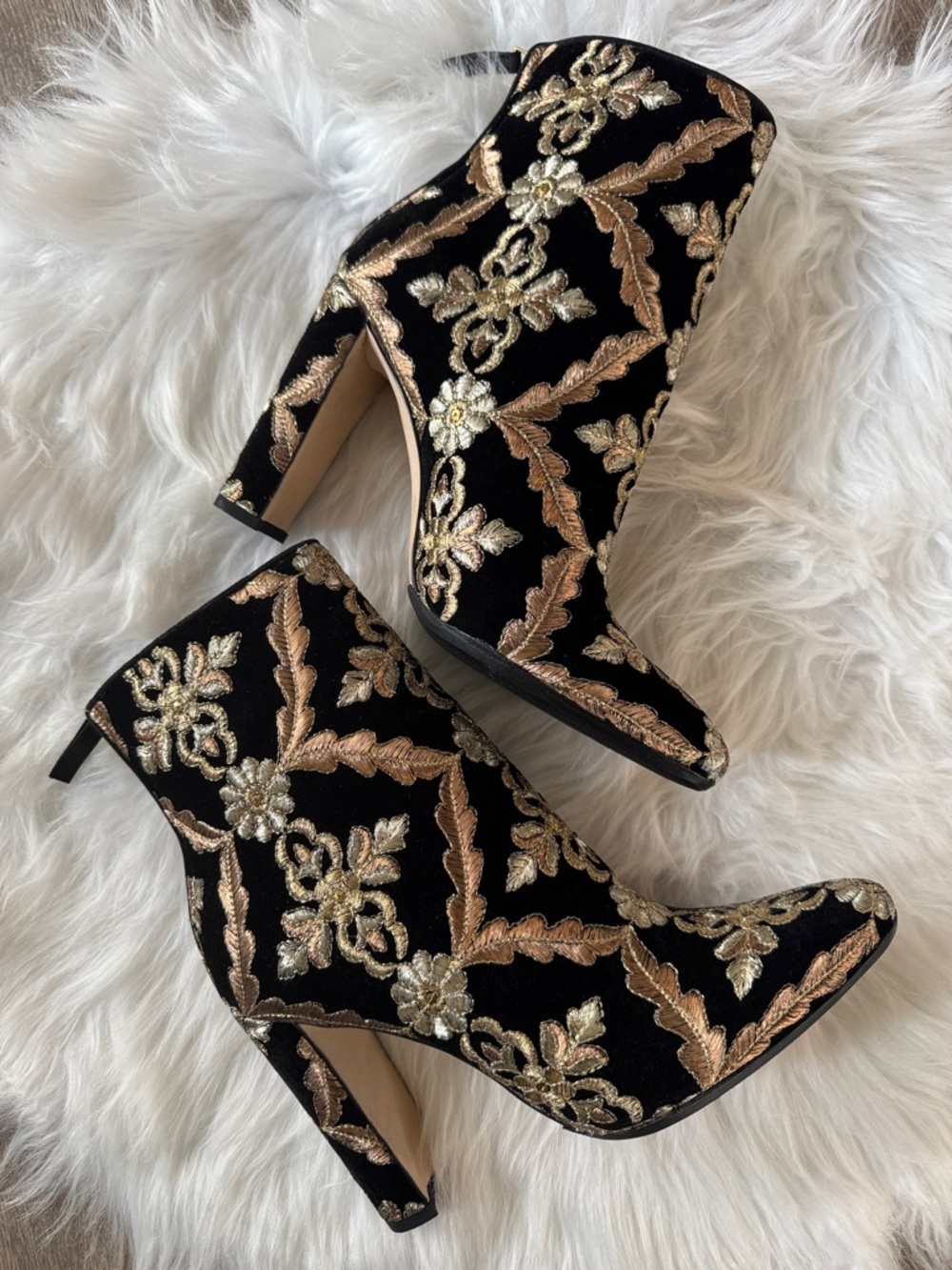 Manolo Blahnik Isola Embroidered Black Velvet Booties size 40 - Picture 3 of 17